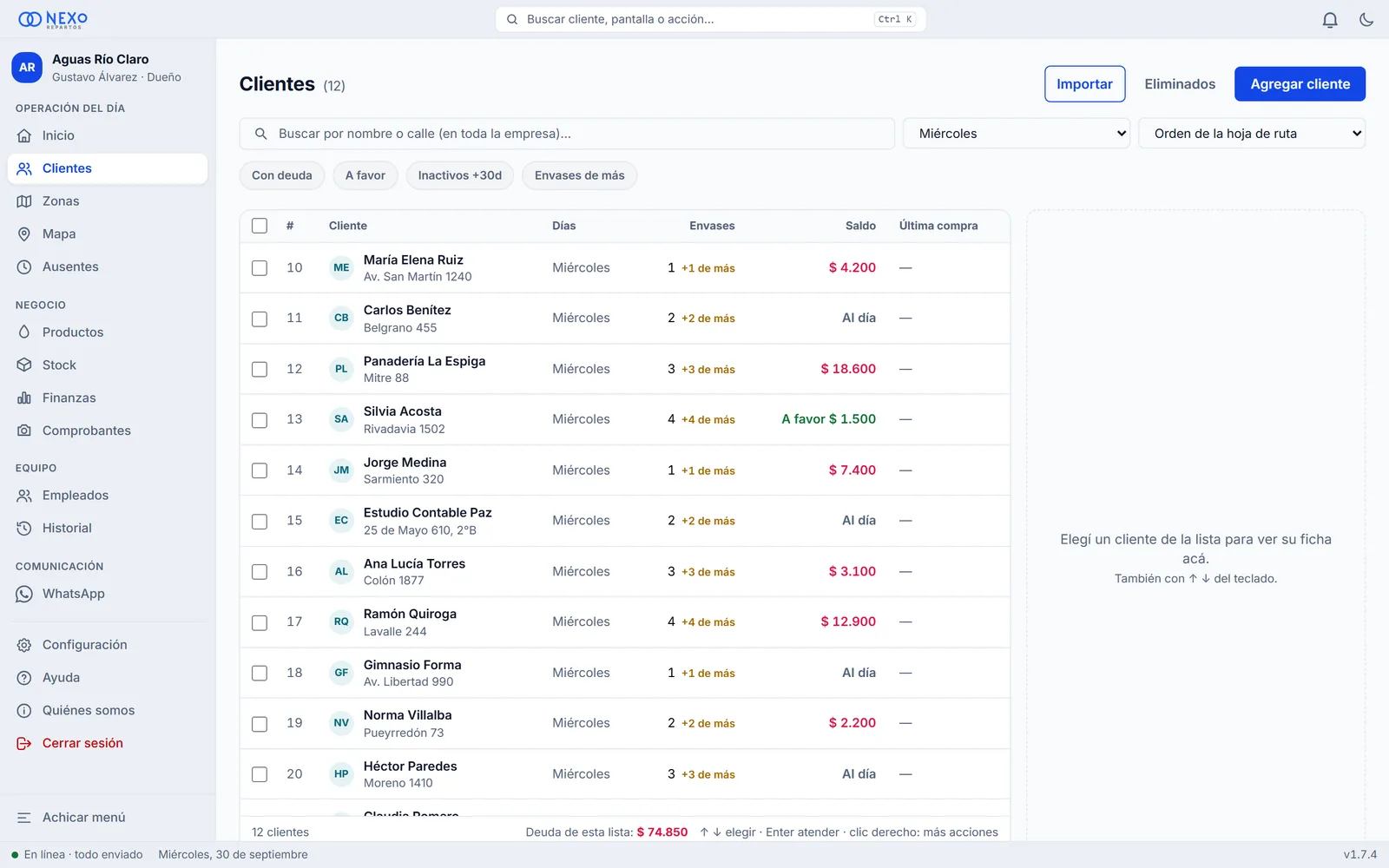 Lista de clientes en la computadora con columnas de días, envases, saldo y última compra, y filtros por deuda, saldo a favor, inactivos y envases de más